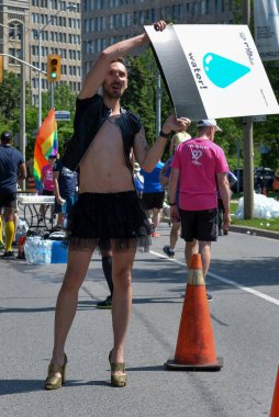 Toronto, ON, Kanada - 22 Haziran 2019: Koşucu Toronto 'daki Onur Ayı boyunca amatör spor koşusu yarışmasına katıldı