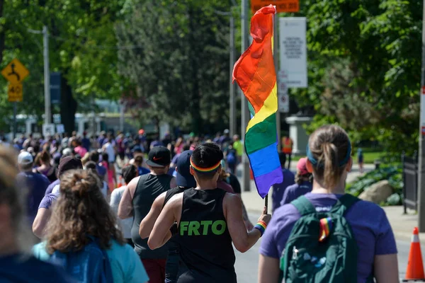 Toronto, ON, Kanada - 22 Haziran 2019: Koşucu Toronto 'daki Onur Ayı boyunca amatör spor koşusu yarışmasına katıldı