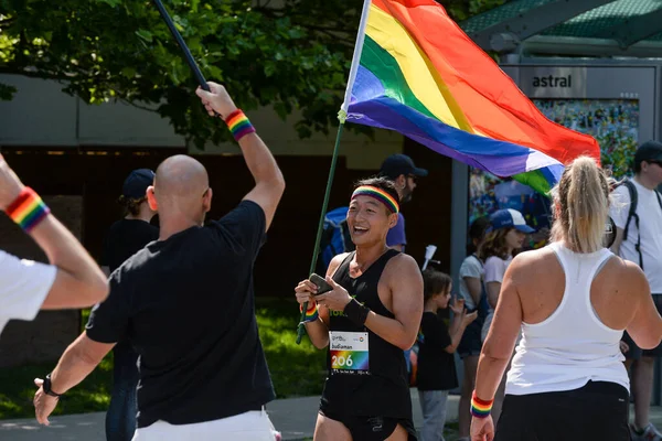 Toronto, ON, Kanada - 22 Haziran 2019: Koşucu Toronto 'daki Onur Ayı boyunca amatör spor koşusu yarışmasına katıldı