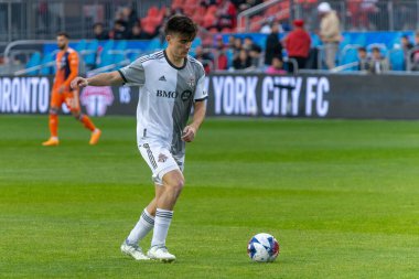 Toronto, ON, Kanada - 29 Nisan 2023: Alonso Coello # 52 orta saha oyuncusu Toronto FC (Kanada) ile New York City FC (ABD) arasında oynanan 2023 MLS Regular Season maçından önce Toronto FC antrenmanını kazandı (Score 1: 0, Toronto FC).)