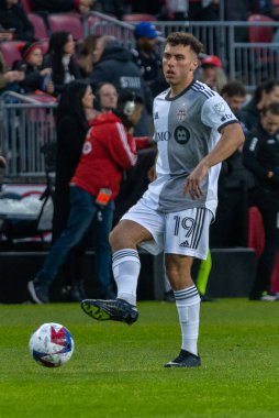 Toronto, ON, Kanada - 29 Nisan 2023: Kobe Franklin # 19 Toronto FC 'nin Toronto FC' de Toronto FC (Kanada) ile New York City FC (ABD) arasında oynanan 2023 MLS Normal Sezonu maçında defans oyuncusu)