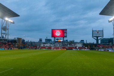 Toronto, ON, Kanada - 29 Nisan: BMO 'da Toronto FC (Kanada) ile New York City FC (ABD) arasında oynanan 2023 MLS Normal Sezonu maçı sırasında BMO Field' da izlenen maç (Score 1: 0, Toronto FC) kazandı.)