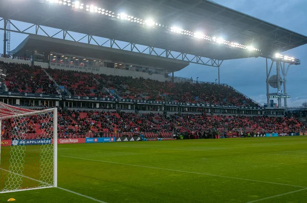 Toronto, ON, Kanada - 29 Nisan: BMO 'da Toronto FC (Kanada) ile New York City FC (ABD) arasında oynanan 2023 MLS Normal Sezonu maçı sırasında BMO Field' da izlenen maç (Score 1: 0, Toronto FC) kazandı.)