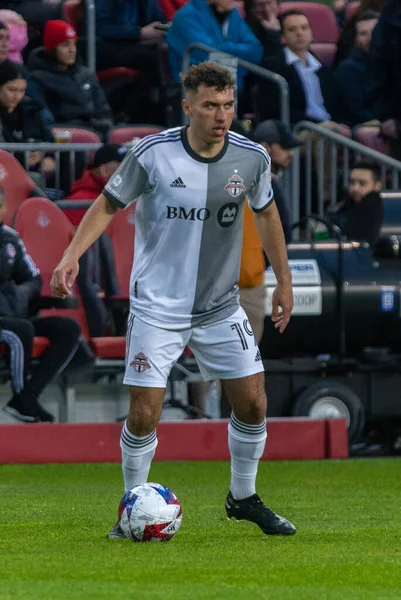 Toronto, ON, Kanada - 29 Nisan 2023: Kobe Franklin # 19 Toronto FC 'nin Toronto FC' de Toronto FC (Kanada) ile New York City FC (ABD) arasında oynanan 2023 MLS Normal Sezonu maçında defans oyuncusu)