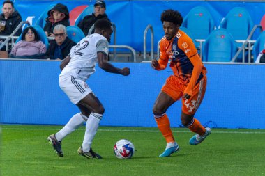 Toronto, ON, Kanada - 29 Nisan 2023: Toronto FC (L) takımının 22 numaralı oyuncusu Richie Laryea ve New York FC 'nin 43 numaralı Talles Magno, Toronto FC (Kanada) ile New York City FC (ABD) arasında oynanan 2023 MLS Normal Sezonu maçı sırasında top için mücadele ediyor.