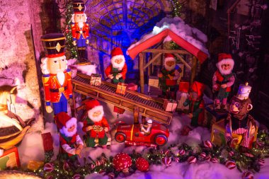 Toronto, ON, Kanada - 20 Aralık 2022: Noel zamanı Toronto 'daki Casa Loma şatosu. Burası Kanada Ulusal Mirası 'nın bir parçası ve turistik bir yer..