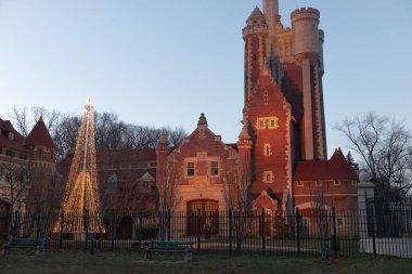 Toronto, ON, Kanada - 20 Aralık 2022: Noel zamanı Toronto 'daki Casa Loma şatosu. Burası Kanada Ulusal Mirası 'nın bir parçası ve turistik bir yer..