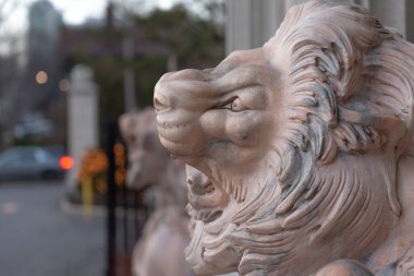 Toronto, ON, Kanada - 20 Aralık 2022: Noel zamanı Toronto 'daki Casa Loma kalesinde Leon heykeli. Burası Kanada Ulusal Mirası 'nın bir parçası ve turistik bir yer..