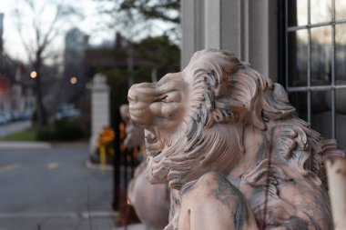 Toronto, ON, Kanada - 20 Aralık 2022: Noel zamanı Toronto 'daki Casa Loma kalesinde Leon heykeli. Burası Kanada Ulusal Mirası 'nın bir parçası ve turistik bir yer..