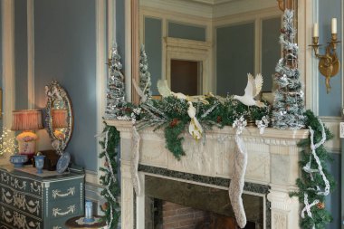 Toronto, ON, Kanada - 20 Aralık 2022: Noel zamanı Toronto 'daki Casa Loma kalesinde Noel süslemeleri. Burası Kanada Ulusal Mirası 'nın bir parçası ve turistik bir yer..