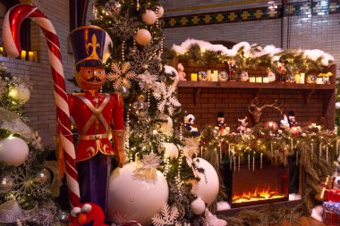 Toronto, ON, Kanada - 20 Aralık 2022: Noel zamanı Toronto 'daki Casa Loma şatosu. Burası Kanada Ulusal Mirası 'nın bir parçası ve turistik bir yer..