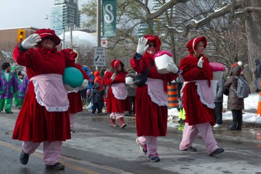 Toronto, ON, Kanada 20 Kasım 2022: İnsanlar Toronto, Kanada 'daki 118. Toronto Noel Baba Geçit Töreni' ne 20 Kasım 2022 'de katıldılar..