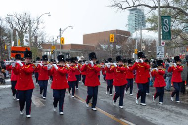 Toronto, ON, Kanada 20 Kasım 2022: İnsanlar Toronto, Kanada 'daki 118. Toronto Noel Baba Geçit Töreni' ne 20 Kasım 2022 'de katıldılar..