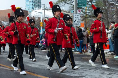 Toronto, ON, Kanada 20 Kasım 2022: İnsanlar Toronto, Kanada 'daki 118. Toronto Noel Baba Geçit Töreni' ne 20 Kasım 2022 'de katıldılar..