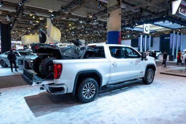 Toronto, ON, Kanada - 14 Şubat 2020: Metro Toronto Kongre Merkezi 'ndeki 2020 Kanada Uluslararası Otomobil Fuarı' nda (15-25 Şubat) araba bulundu