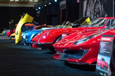 Toronto, ON, Kanada - 14 Şubat 2020: Toronto Kongre Merkezi 'ndeki Kanada Uluslararası Otomobil Fuarı' nda (15-25 Şubat) sunulan spor arabalar