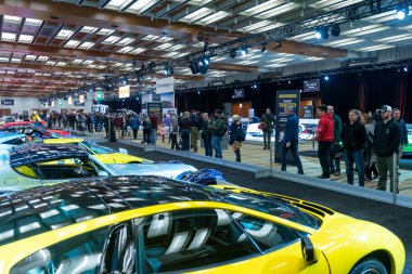 Toronto, ON, Kanada - 14 Şubat 2020: Ziyaretçiler, Metro Toronto Kongre Merkezi 'ndeki 2020 Kanada Uluslararası Otomobil Fuarı' nda (15-25 Şubat) gösterilen arabaları görüyorlar