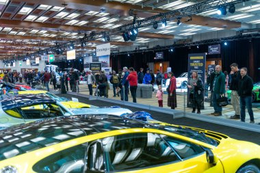 Toronto, ON, Kanada - 14 Şubat 2020: Ziyaretçiler, Metro Toronto Kongre Merkezi 'ndeki 2020 Kanada Uluslararası Otomobil Fuarı' nda (15-25 Şubat) gösterilen arabaları görüyorlar