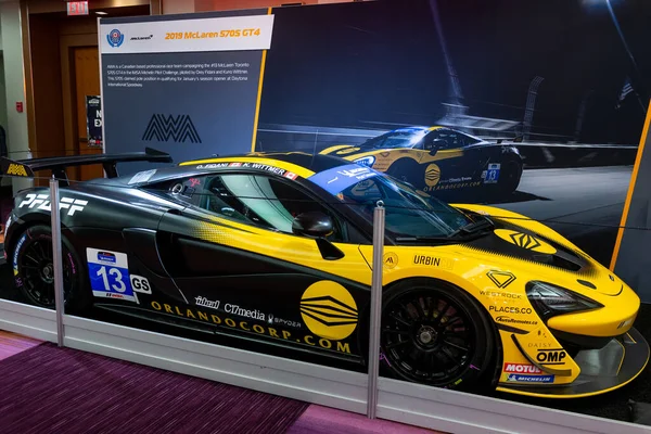 Toronto, ON, Kanada - 14 Şubat 2020: McLaren 570 S GT4 Metro Toronto Kongre Merkezi 'ndeki 2020 Kanada Otomobil Fuarı' nda (15-25 Şubat)