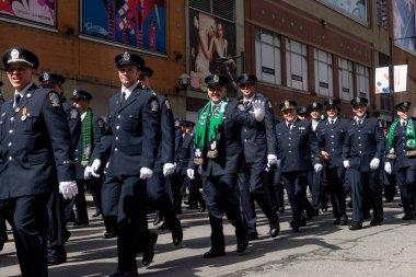 Toronto, ON, Kanada 20 Mart 2022: Toronto İtfaiyecileri Toronto 'nun merkezindeki Aziz Patrick Günü Geçit Töreni' nde 17 Mart 'ta Uluslararası Kutlanan Dini Tatil Günüdür.