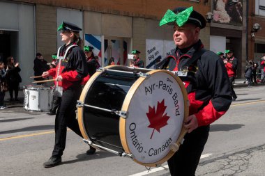 Toronto, ON, Kanada 20 Mart 2022 Toronto itfaiye kamyonu Toronto şehir merkezindeki Aziz Patrick Günü Geçit Töreni 'ne katıldı. 