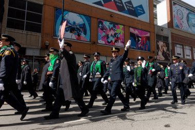 Toronto, ON, Kanada 20 Mart 2022 Toronto itfaiye kamyonu Toronto şehir merkezindeki Aziz Patrick Günü Geçit Töreni 'ne katıldı. 