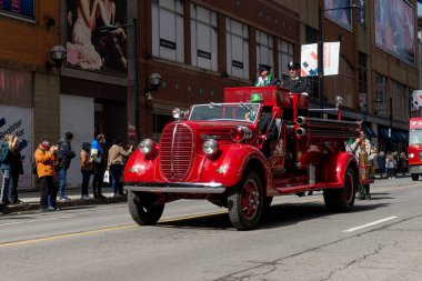 Toronto, ON, Kanada 20 Mart 2022 Toronto itfaiye kamyonu Toronto şehir merkezindeki Aziz Patrick Günü Geçit Töreni 'ne katıldı. 