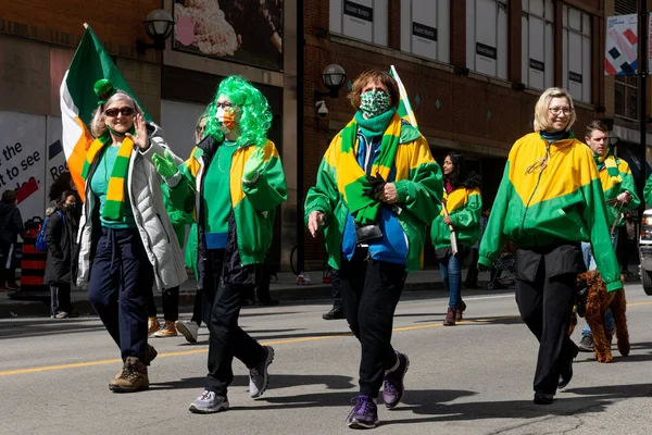 Toronto Canadá Março 2022 Pessoas Participam Desfile Dia São Patrício — Fotografia de Stock