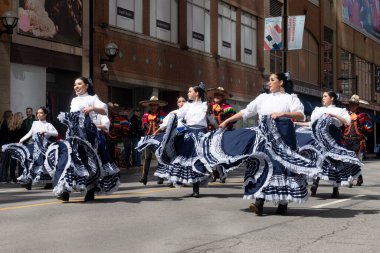 Toronto, ON, Kanada 20 Mart 2022: Meksika toplumu Toronto 'nun merkezindeki Aziz Patrick Günü Geçit Töreni 17 Mart' ta uluslararası alanda kutlanan dini bir bayramdır.