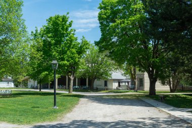 Toronto, ON, Kanada 15 Mayıs 2022: Toronto, Ontario, Kanada 'daki Black Creek Pioneer Village açık-miras müzesindeki 40' ın üzerindeki 19. yüzyıl binalarına bakın. 