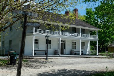 Toronto, ON, Kanada 15 Mayıs 2022: Toronto, Ontario, Kanada 'daki Black Creek Pioneer Village açık-miras müzesindeki 40' ın üzerindeki 19. yüzyıl binalarına bakın. 
