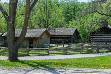 Toronto, ON, Kanada 15 Mayıs 2022: Toronto, Ontario, Kanada 'daki Black Creek Pioneer Village açık-miras müzesindeki 40' ın üzerindeki 19. yüzyıl binalarına bakın. 