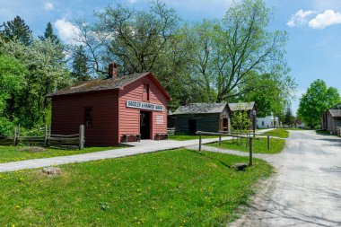 Toronto, ON, Kanada 15 Mayıs 2022: Toronto, Ontario, Kanada 'daki Black Creek Pioneer Village açık-miras müzesindeki 40' ın üzerindeki 19. yüzyıl binalarına bakın. 