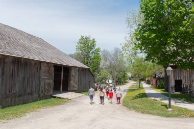 Toronto, ON, Kanada 15 Mayıs 2022: Toronto, Ontario, Kanada 'daki Black Creek Pioneer Village açık-miras müzesindeki 40' ın üzerindeki 19. yüzyıl binalarına bakın. Köy, 19. yüzyıl Ontario 'sunda hayatın yeniden canlandırılmasıdır.
