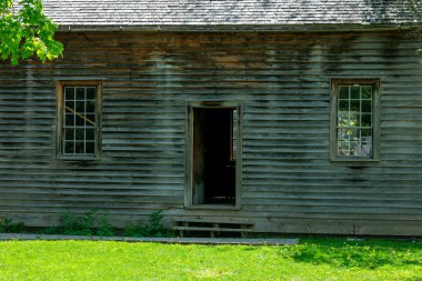 Toronto, ON, Kanada 15 Mayıs 2022: Toronto, Ontario, Kanada 'daki Black Creek Pioneer Village açık-miras müzesindeki 40' ın üzerindeki 19. yüzyıl binalarına bakın. Köy, 19. yüzyıl Ontario 'sunda hayatın yeniden canlandırılmasıdır.