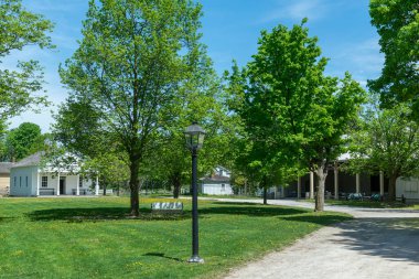 Toronto, ON, Kanada 15 Mayıs 2022: Toronto, Ontario, Kanada 'daki Black Creek Pioneer Village açık-miras müzesindeki 40' ın üzerindeki 19. yüzyıl binalarına bakın. Köy, 19. yüzyıl Ontario 'sunda hayatın yeniden canlandırılmasıdır.