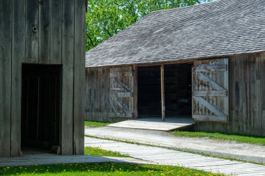 Toronto, ON, Kanada 15 Mayıs 2022: Toronto, Ontario, Kanada 'daki Black Creek Pioneer Village açık-miras müzesindeki 40' ın üzerindeki 19. yüzyıl binalarına bakın. Köy, 19. yüzyıl Ontario 'sunda hayatın yeniden canlandırılmasıdır.