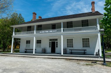 Toronto, ON, Kanada 15 Mayıs 2022: Toronto, Ontario, Kanada 'daki Black Creek Pioneer Village açık-miras müzesindeki 40' ın üzerindeki 19. yüzyıl binalarına bakın. Köy, 19. yüzyıl Ontario 'sunda hayatın yeniden canlandırılmasıdır. 