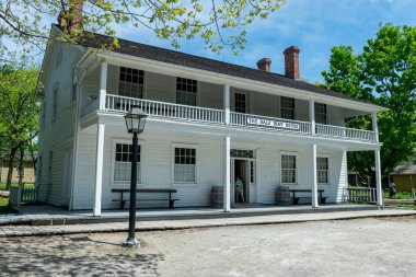 Toronto, ON, Kanada 15 Mayıs 2022: Toronto, Ontario, Kanada 'daki Black Creek Pioneer Village açık-miras müzesindeki 40' ın üzerindeki 19. yüzyıl binalarına bakın. Köy, 19. yüzyıl Ontario 'sunda hayatın yeniden canlandırılmasıdır. 