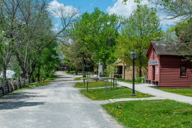 Toronto, ON, Kanada 15 Mayıs 2022: Toronto, Ontario, Kanada 'daki Black Creek Pioneer Village açık-miras müzesindeki 40' ın üzerindeki 19. yüzyıl binalarına bakın. Köy, 19. yüzyıl Ontario 'sunda hayatın yeniden canlandırılmasıdır. 