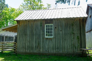 Toronto, ON, Kanada 15 Mayıs 2022: Toronto, Ontario, Kanada 'daki Black Creek Pioneer Village açık-miras müzesindeki Poblins Mill binasına bakın. Köy, 19. yüzyıl Ontario 'sunda hayatın yeniden canlandırılmasıdır.