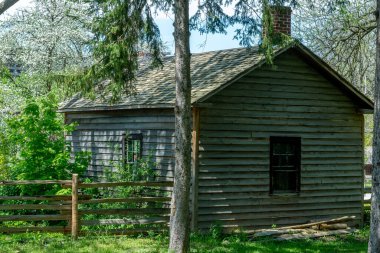 Toronto, ON, Kanada 15 Mayıs 2022: Toronto, Ontario, Kanada 'daki Black Creek Pioneer Village açık-miras müzesindeki Poblins Mill binasına bakın. Köy, 19. yüzyıl Ontario 'sunda hayatın yeniden canlandırılmasıdır.