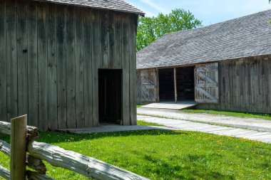 Toronto, ON, Kanada 15 Mayıs 2022: Toronto, Ontario, Kanada 'daki Black Creek Pioneer Village açık-miras müzesindeki Poblins Mill binasına bakın. Köy, 19. yüzyıl Ontario 'sunda hayatın yeniden canlandırılmasıdır.