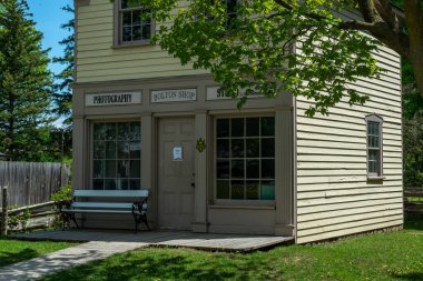 Toronto, ON, Kanada 15 Mayıs 2022: Toronto, Ontario, Kanada 'daki Black Creek Pioneer Village açık-miras müzesindeki Poblins Mill binasına bakın. Köy, 19. yüzyıl Ontario 'sunda hayatın yeniden canlandırılmasıdır.