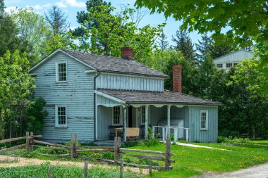 Toronto, ON, Kanada 15 Mayıs 2022: Toronto, Ontario, Kanada 'daki Black Creek Pioneer Village açık-miras müzesindeki Poblins Mill binasına bakın. Köy, 19. yüzyıl Ontario 'sunda hayatın yeniden canlandırılmasıdır.