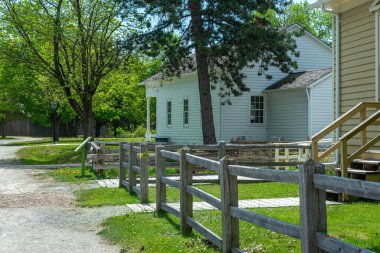 Toronto, ON, Kanada 15 Mayıs 2022: Toronto, Ontario, Kanada 'daki Black Creek Pioneer Village açık-miras müzesindeki Poblins Mill binasına bakın. Köy, 19. yüzyıl Ontario 'sunda hayatın yeniden canlandırılmasıdır.