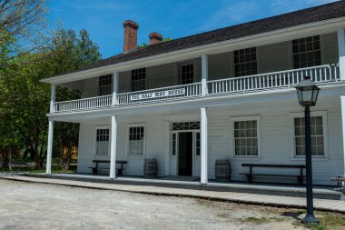 Toronto, ON, Kanada 15 Mayıs 2022: Toronto, Ontario, Kanada 'daki Black Creek Pioneer Village açık-miras müzesindeki 40' ın üzerindeki 19. yüzyıl binalarına bakın. Köy, 19. yüzyıl Ontario 'sunda hayatın yeniden canlandırılmasıdır.