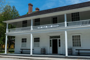 Toronto, ON, Kanada 15 Mayıs 2022: Toronto, Ontario, Kanada 'daki Black Creek Pioneer Village açık-miras müzesindeki 40' ın üzerindeki 19. yüzyıl binalarına bakın. Köy, 19. yüzyıl Ontario 'sunda hayatın yeniden canlandırılmasıdır.