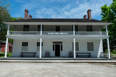Toronto, ON, Kanada 15 Mayıs 2022: Toronto, Ontario, Kanada 'daki Black Creek Pioneer Village açık-miras müzesindeki 40' ın üzerindeki 19. yüzyıl binalarına bakın. Köy, 19. yüzyıl Ontario 'sunda hayatın yeniden canlandırılmasıdır.