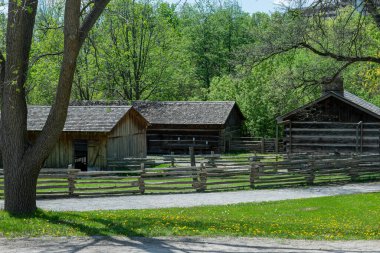 Toronto, ON, Kanada 15 Mayıs 2022: Toronto, Ontario, Kanada 'daki Black Creek Pioneer Village açık-miras müzesindeki 40' ın üzerindeki 19. yüzyıl binalarına bakın. Köy, 19. yüzyıl Ontario 'sunda hayatın yeniden canlandırılmasıdır.